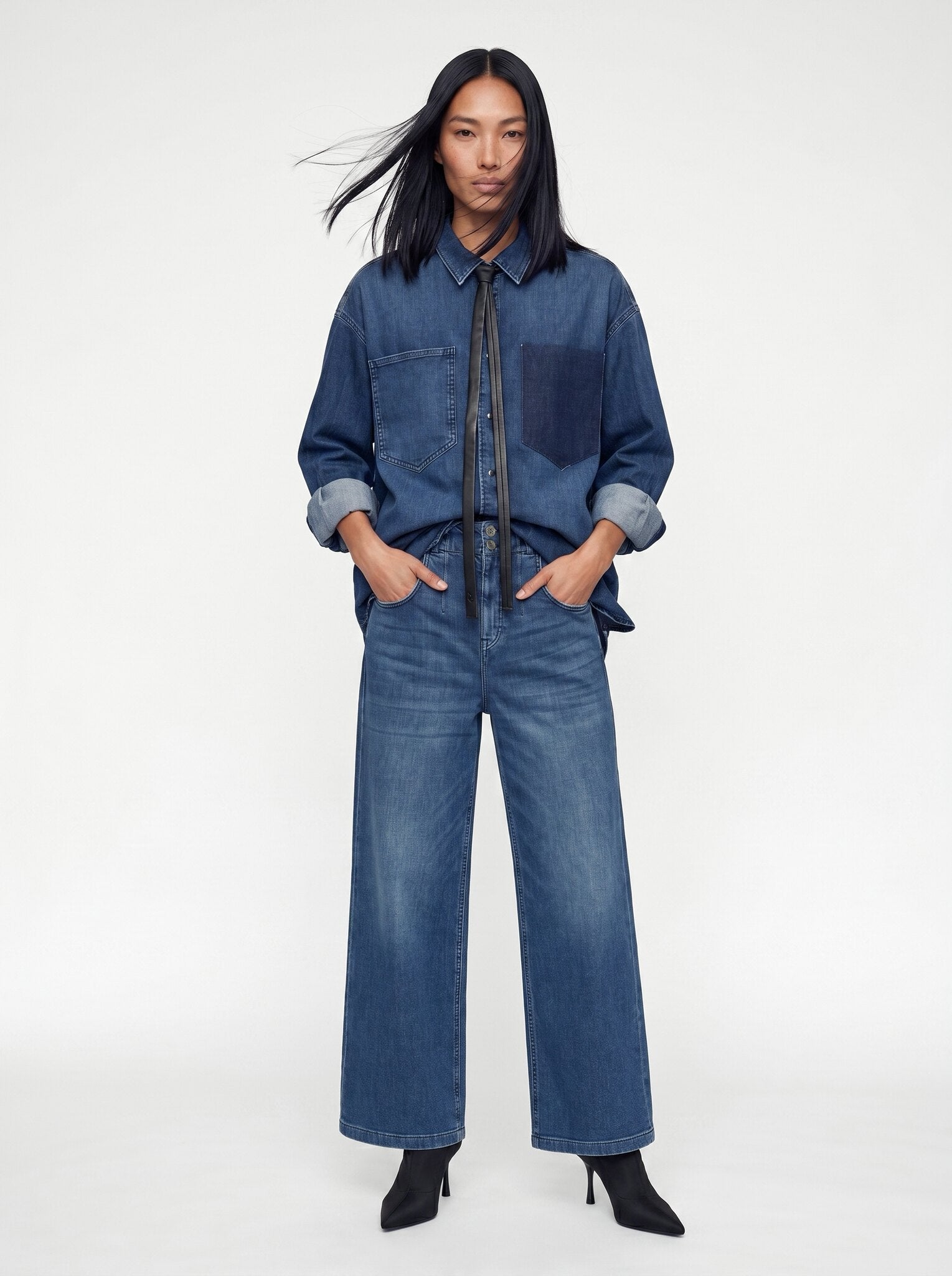 Modelshot / Dark Blue Denim / Detail